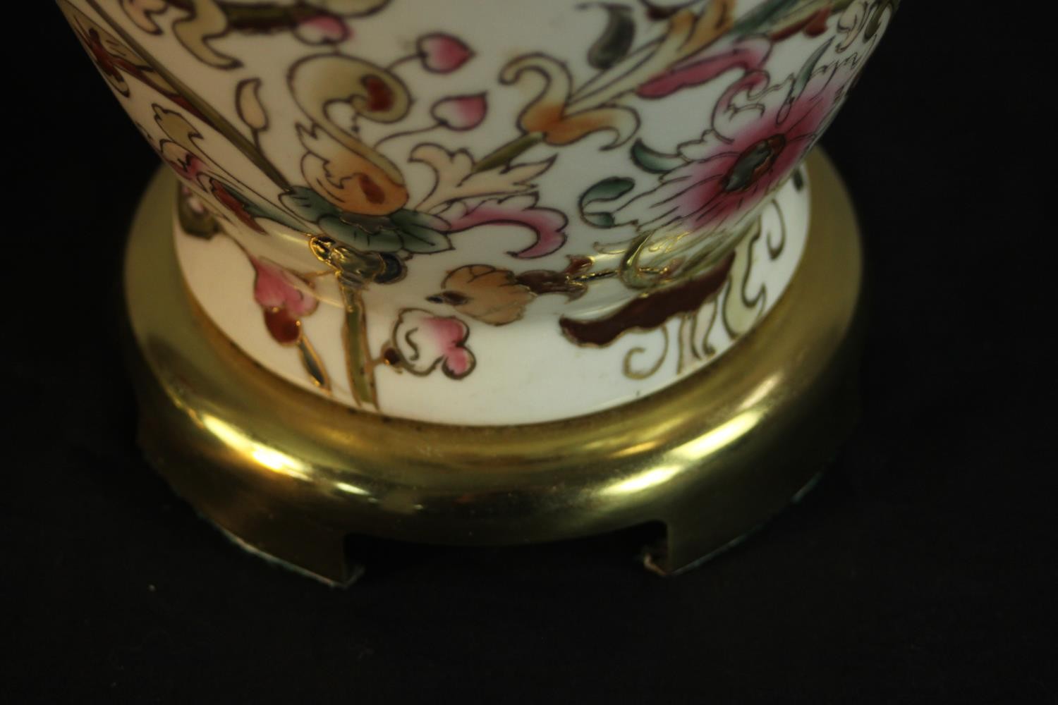 A pair of gilded foliate and floral design table lamps in the form of vases. H.44 Dia.22cm (each) - Image 8 of 11