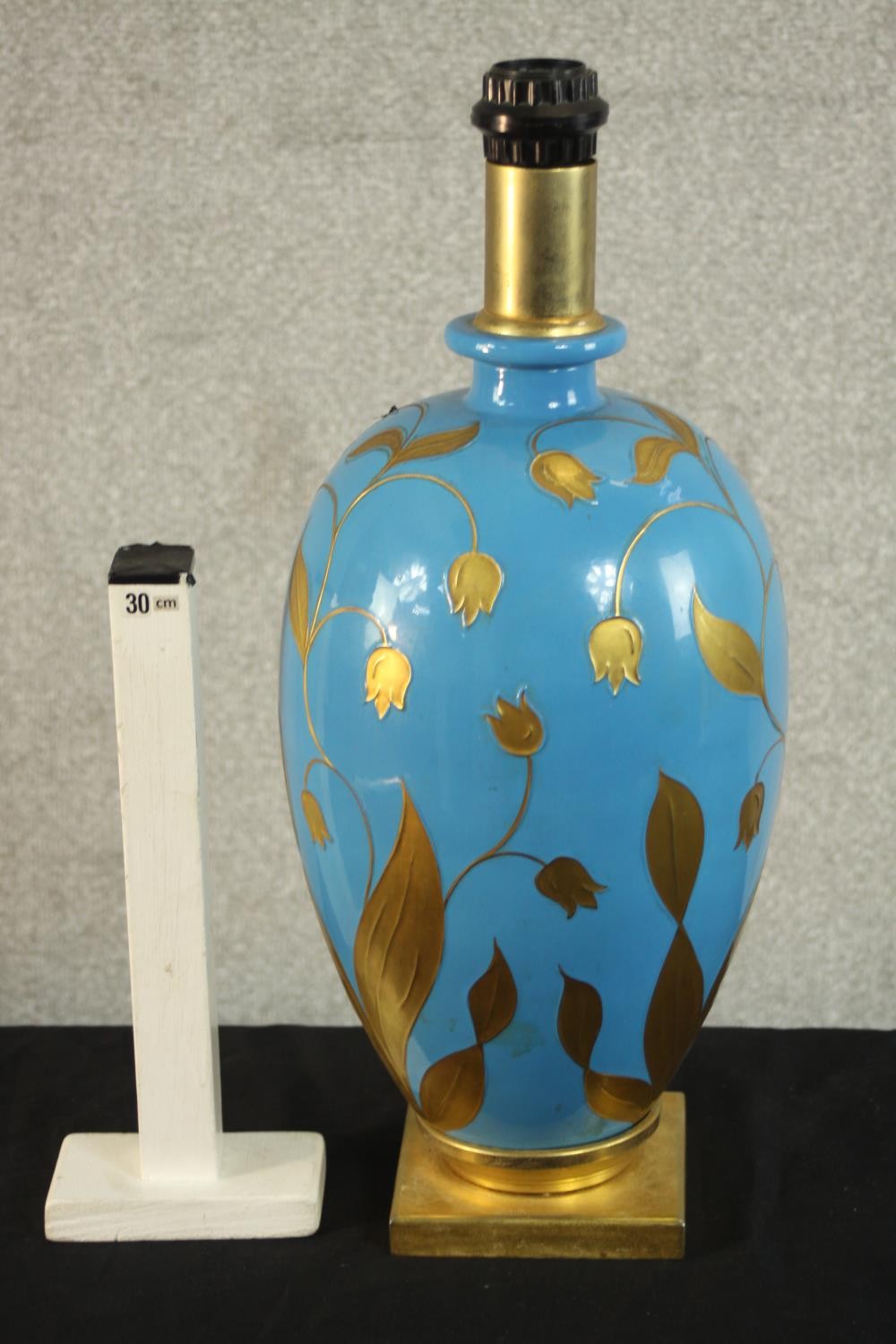A contemporary gilded and blue opaque glass painted table lamp, of ovoid form and on a square gilt - Image 2 of 7
