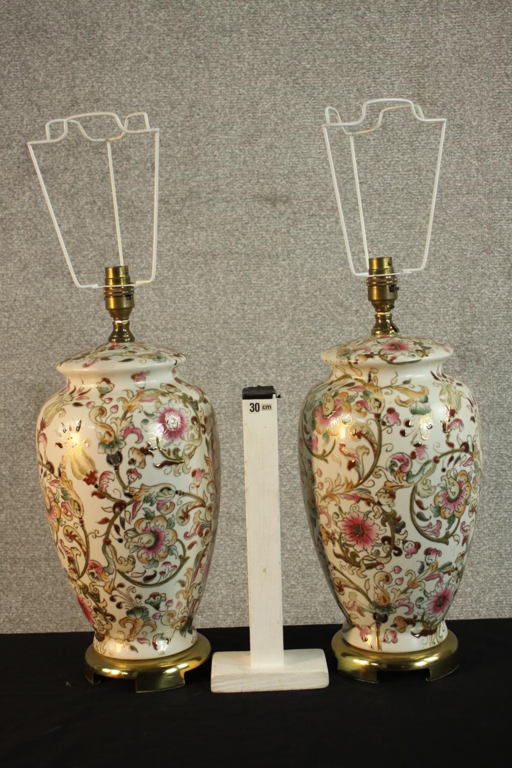 A pair of gilded foliate and floral design table lamps in the form of vases. H.44 Dia.22cm (each) - Image 3 of 11