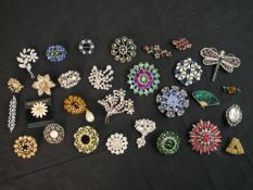 A collection of twenty eight vintage and contemporary paste brooches of various designs, including