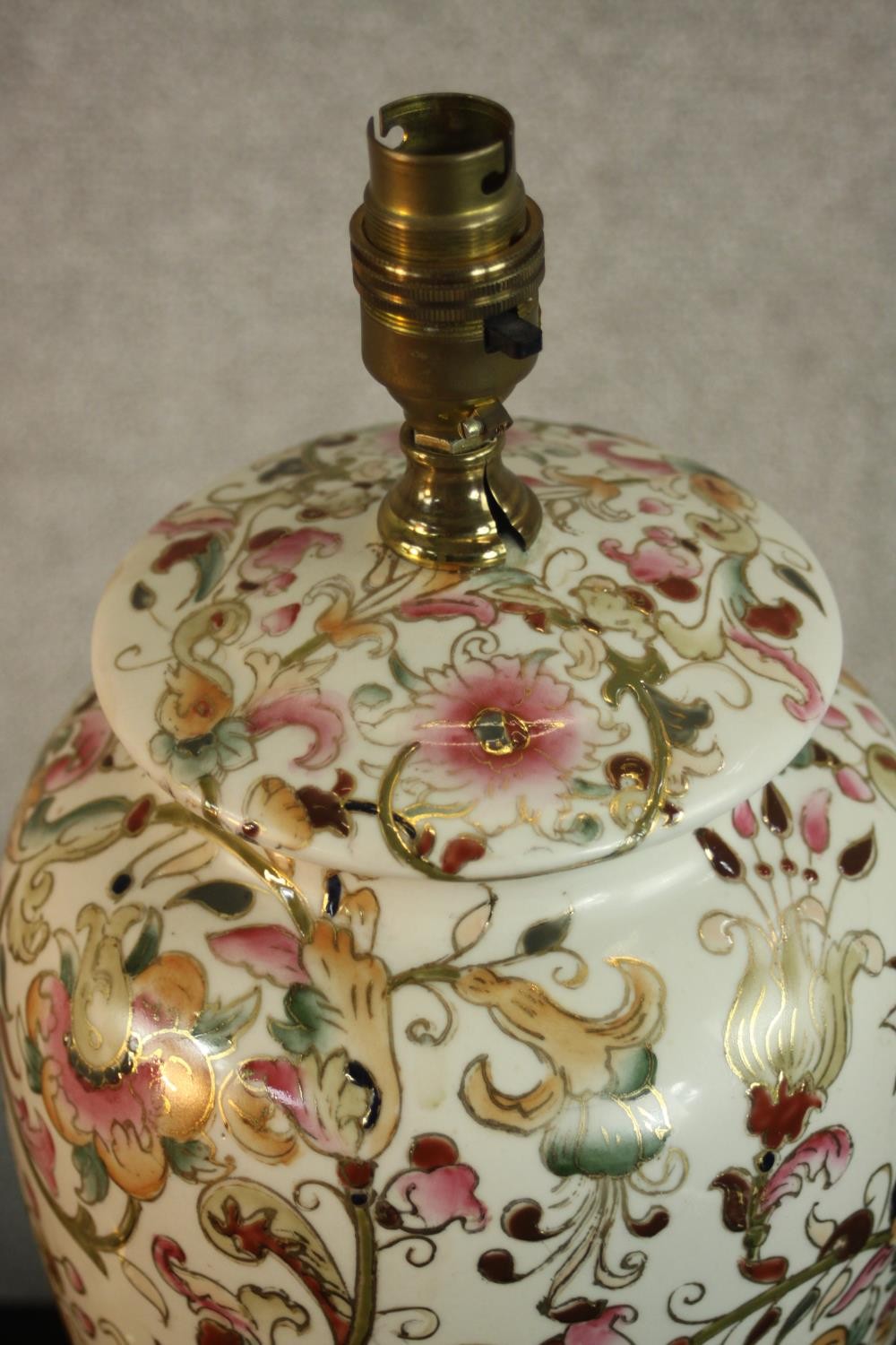 A pair of gilded foliate and floral design table lamps in the form of vases. H.44 Dia.22cm (each) - Image 4 of 11