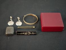 A collection of silver jewellery and a Georgian engraved silver vinaigrette with pierced and