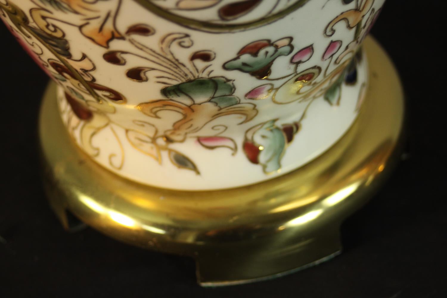 A pair of gilded foliate and floral design table lamps in the form of vases. H.44 Dia.22cm (each) - Image 10 of 11