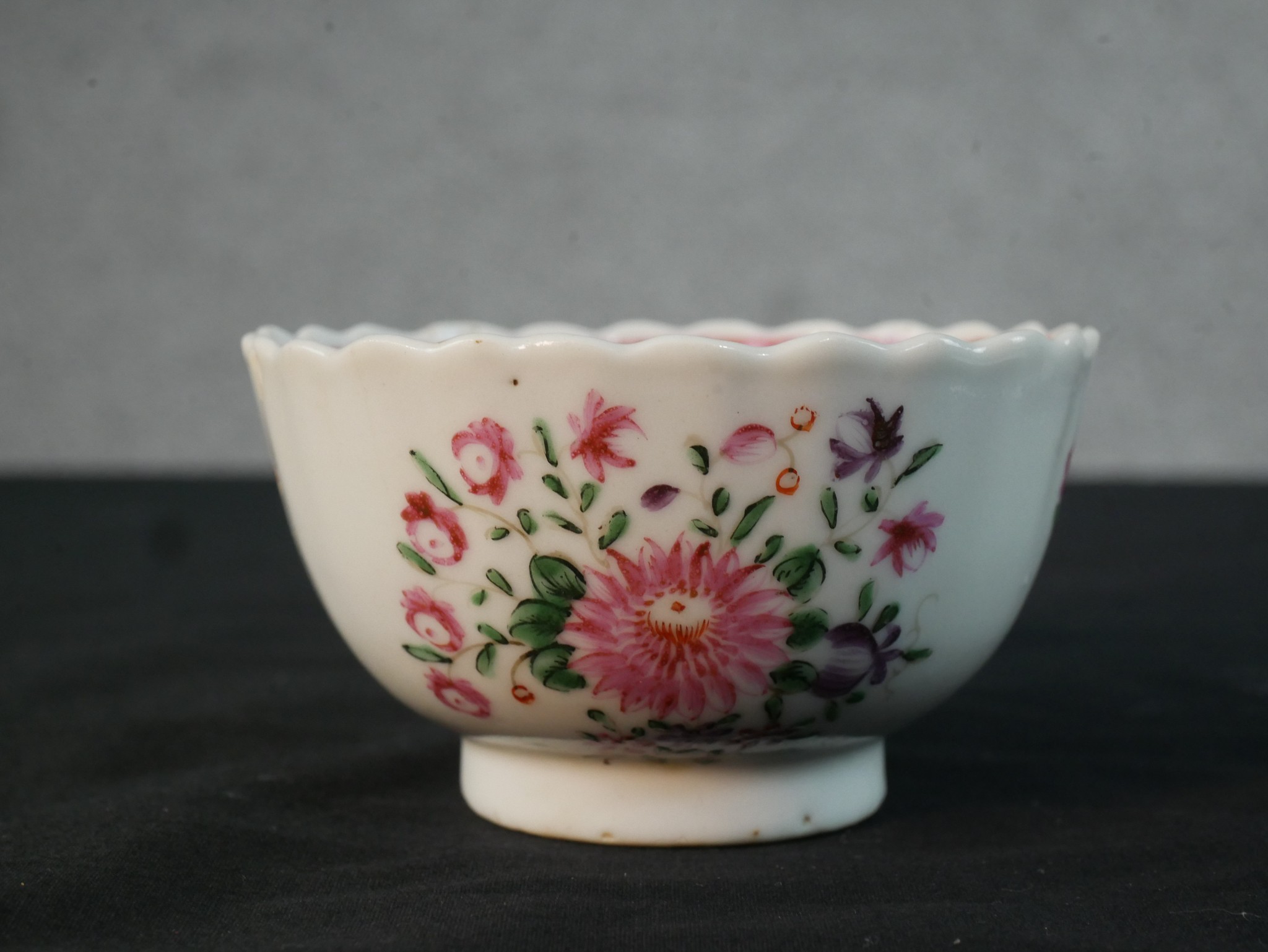 An 18th century Chinese export Famille Rose plate with floral design along with a matching lotus - Image 6 of 8