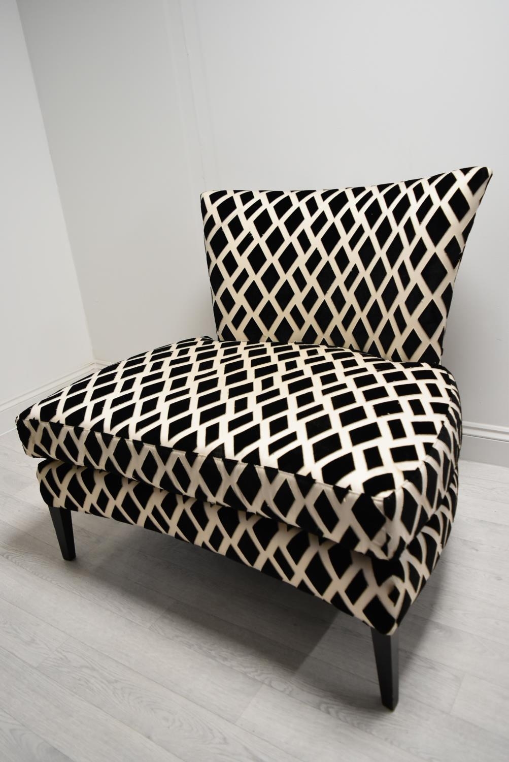 A contemporary black and white designer chair with loose cushions raised on tapering supports. H. - Image 3 of 5