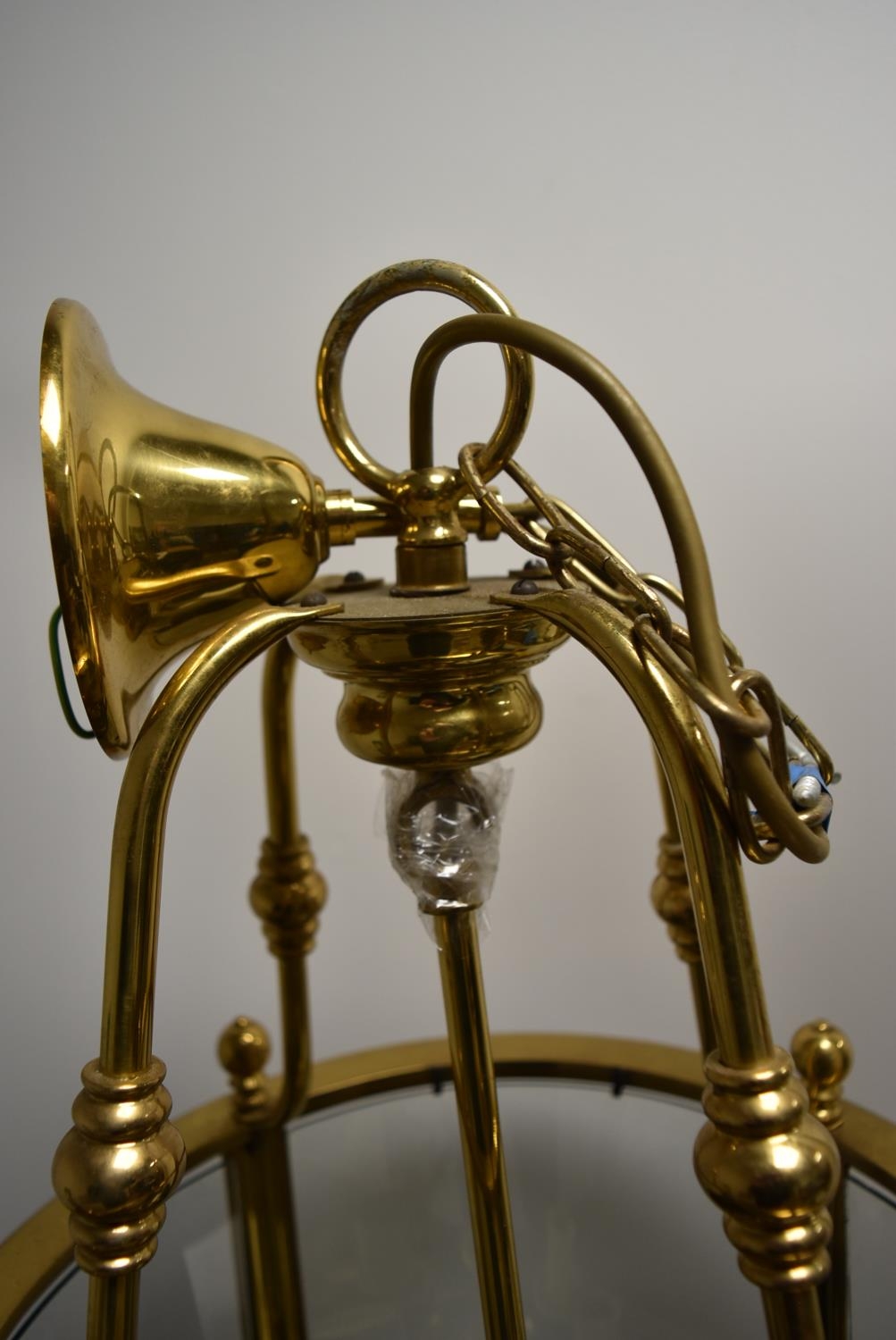 A 20th century brass and glass cylindrical hanging lantern with six branches for lightbulbs. H.82 - Image 4 of 7