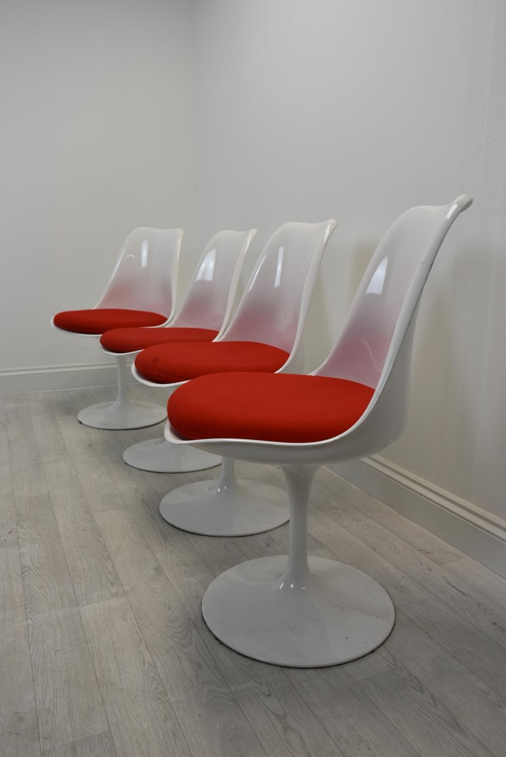 After Eero Saarinen, a set of four vintage Tulip style chairs with plastic shells raised on - Image 4 of 6