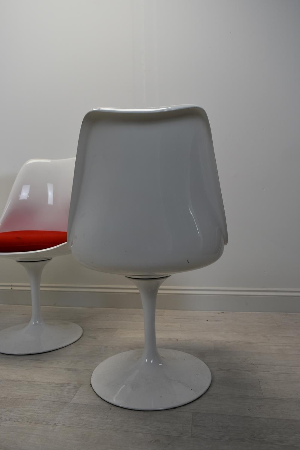 After Eero Saarinen, a set of four vintage Tulip style chairs with plastic shells raised on - Image 5 of 6