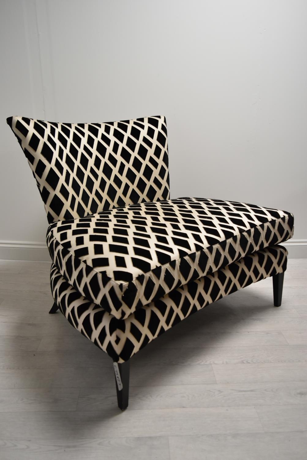 A contemporary black and white designer chair with loose cushions raised on tapering supports. H. - Image 4 of 5