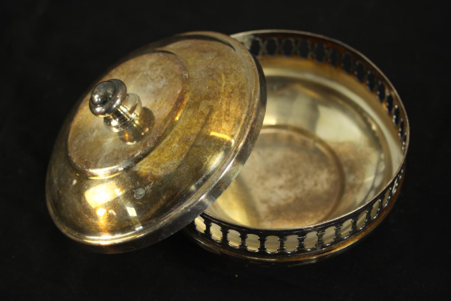 A collection of mixed silver plate, including a silver plate leaf dish, tongs, cake slice and lidded - Image 7 of 11