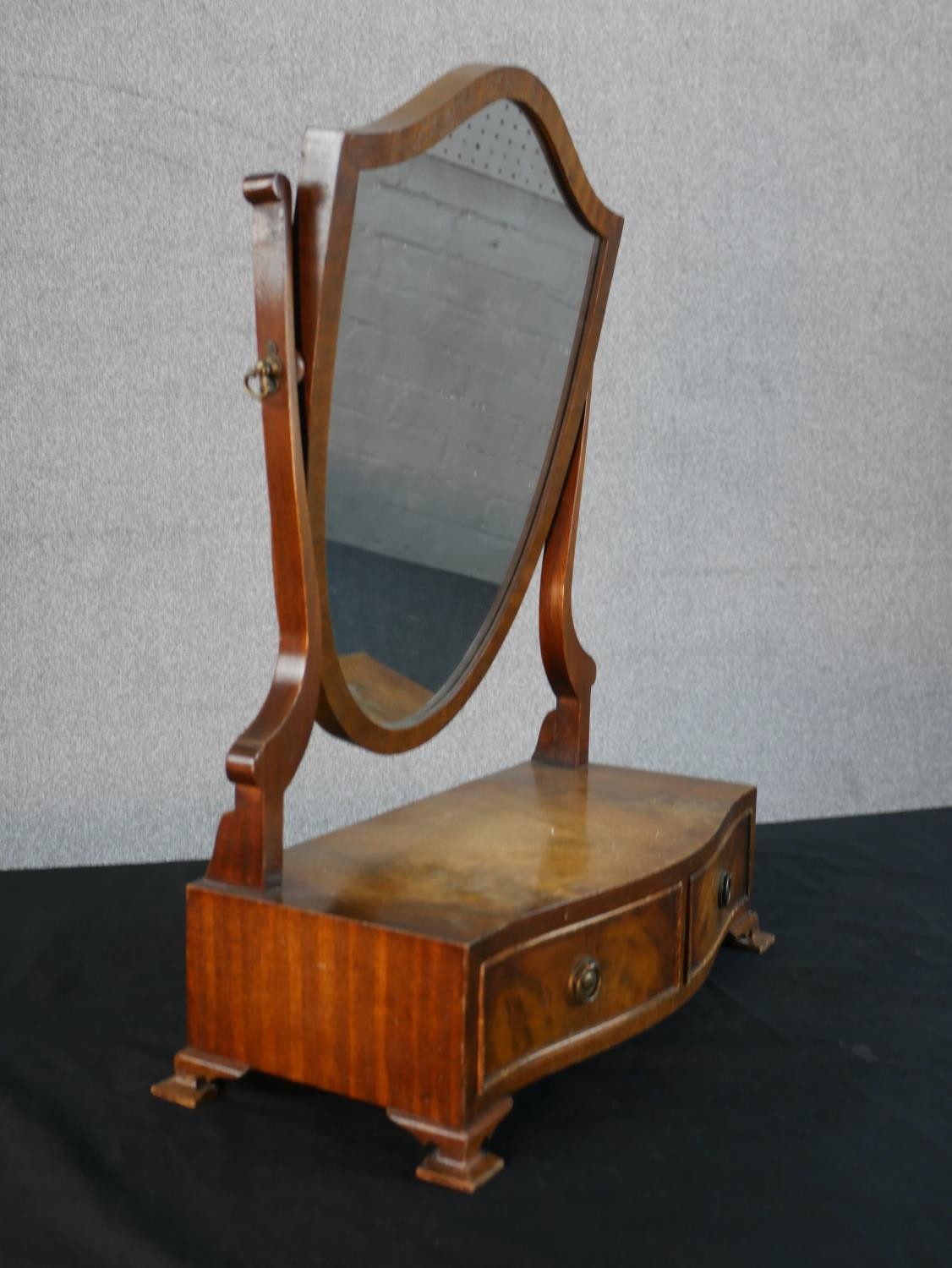 A George III style mahogany toilet mirror, with a shield shaped mirror, the serpentine base with two - Image 6 of 7