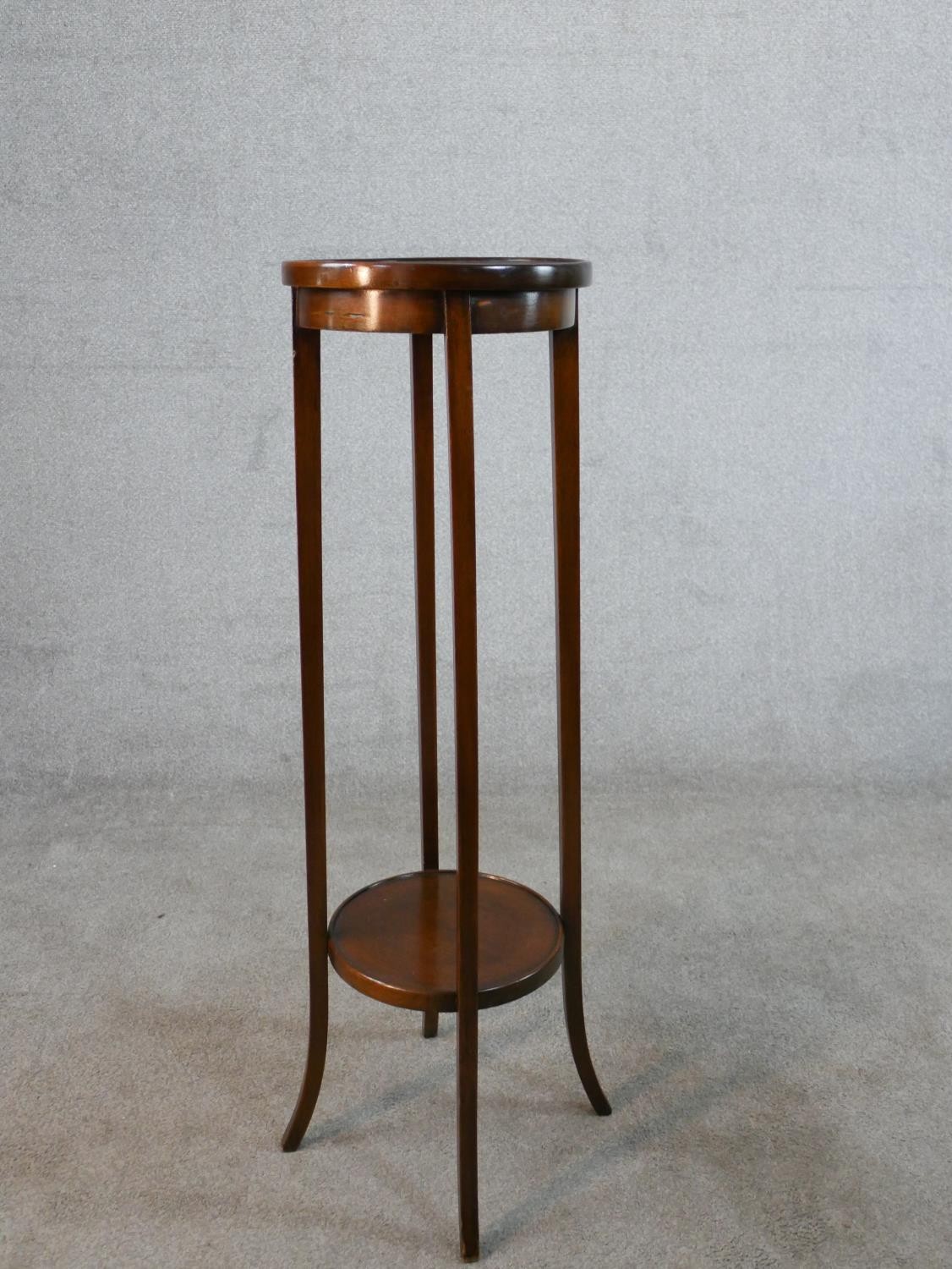 An Edwardian mahogany two tier circular jardinere stand H.99 Diam.29cm - Image 3 of 5