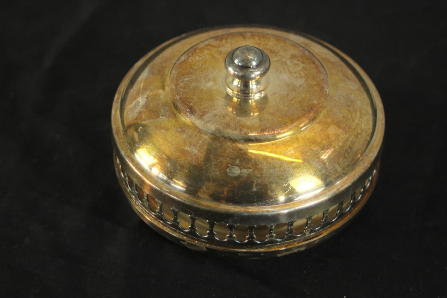 A collection of mixed silver plate, including a silver plate leaf dish, tongs, cake slice and lidded - Image 6 of 11