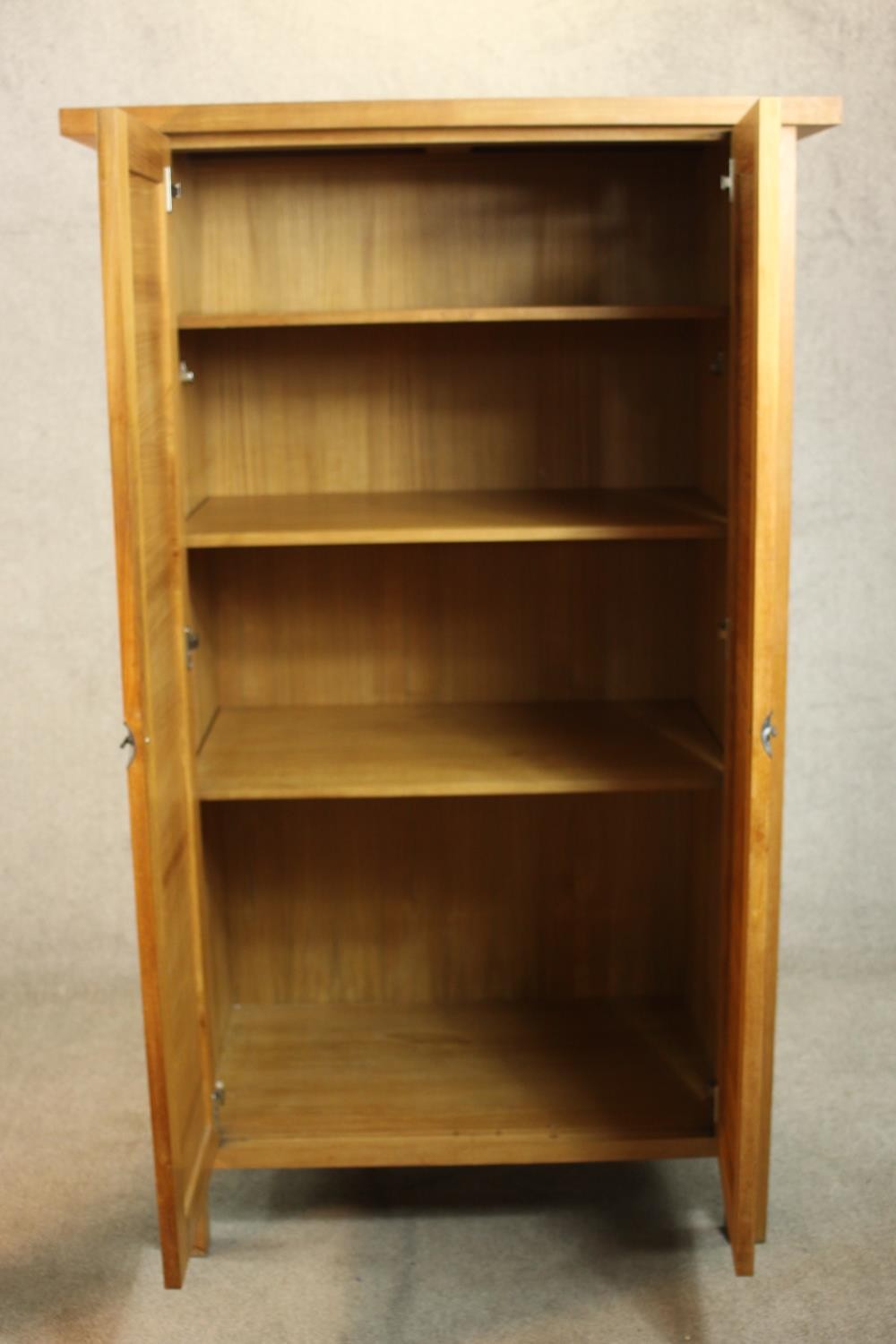 A contemporary hardwood two door floor standing cabinet, enclosing three shelves, on square - Image 3 of 8