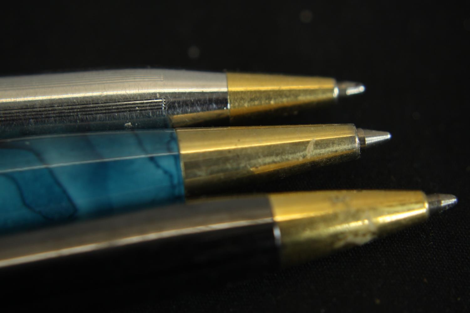 A collection of five vintage ballpoint pens and fountain pens. Various makers. L.14cm. (largest) - Image 10 of 11