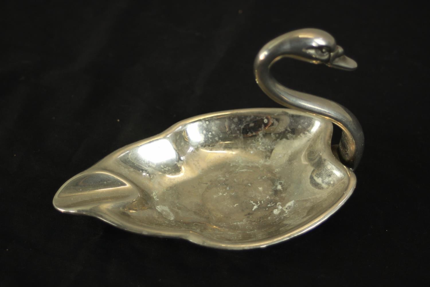 A collection of mixed silver plate, including a silver plate leaf dish, tongs, cake slice and lidded - Image 3 of 11