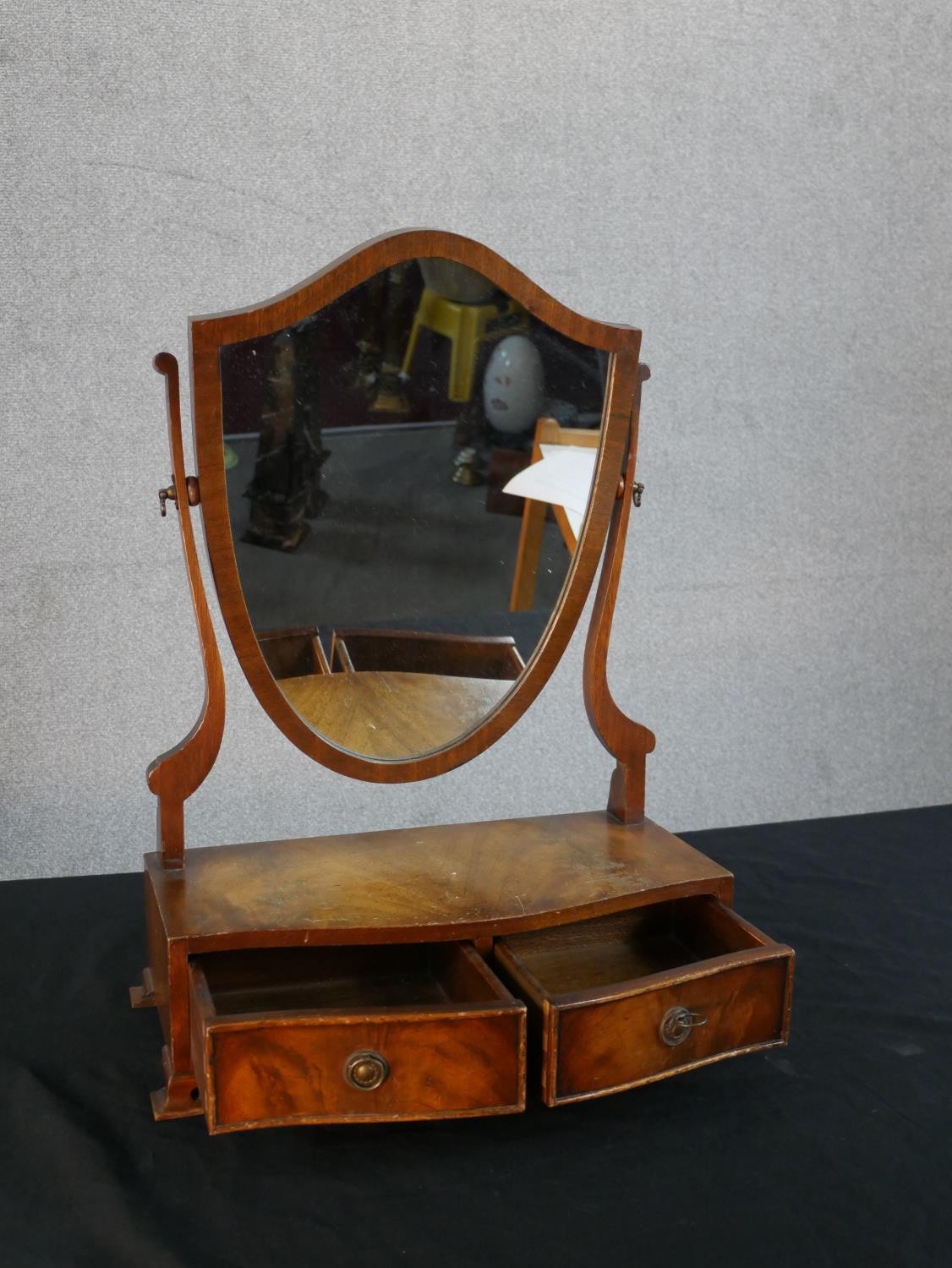 A George III style mahogany toilet mirror, with a shield shaped mirror, the serpentine base with two - Image 3 of 7