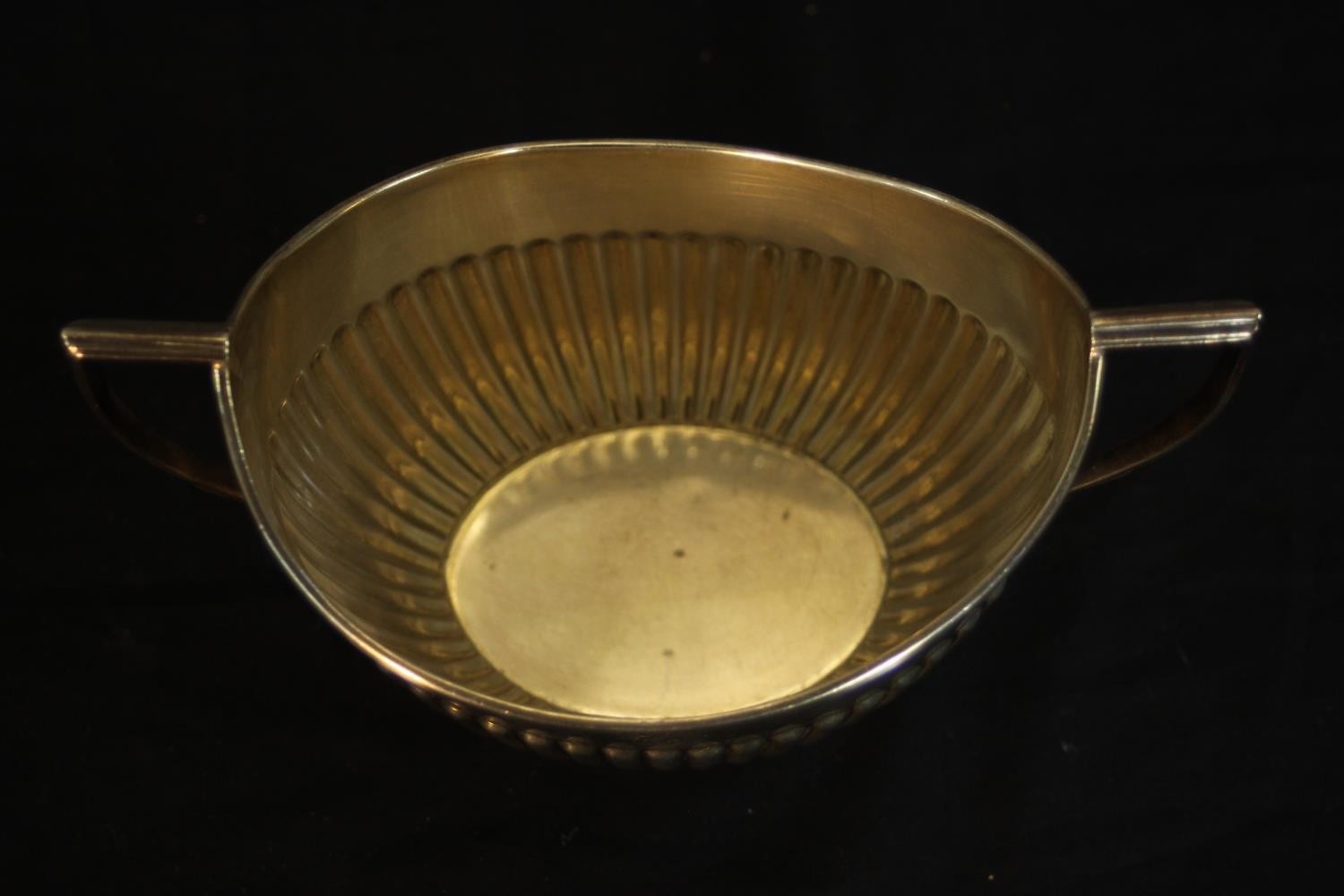 An Edward VII gadrooned silver sugar bowl and milk jug. Hallmarked: William Hutton & Sons Ltd, - Image 4 of 6