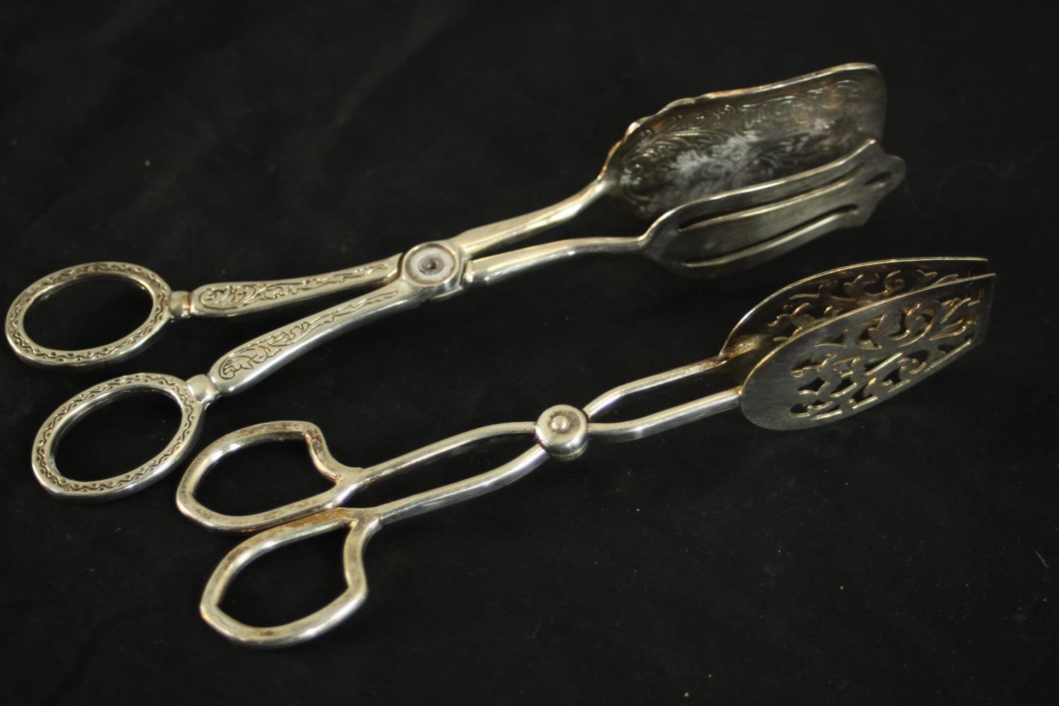 A collection of mixed silver plate, including a silver plate leaf dish, tongs, cake slice and lidded - Image 8 of 11