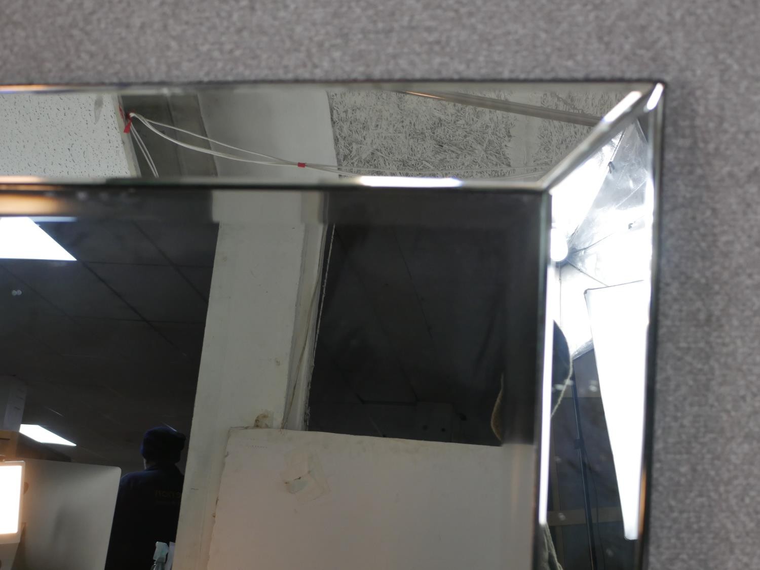 A contemporary rectangular wall mirror with a rectangular bevelled mirror plate in a bevelled mirror - Image 3 of 5