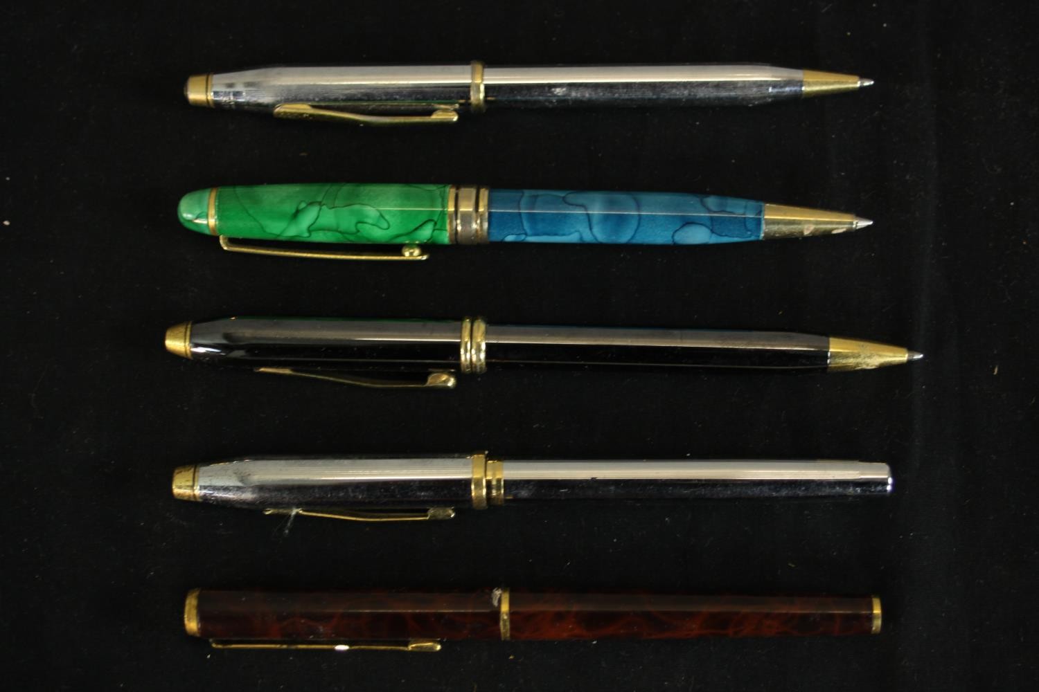 A collection of five vintage ballpoint pens and fountain pens. Various makers. L.14cm. (largest)