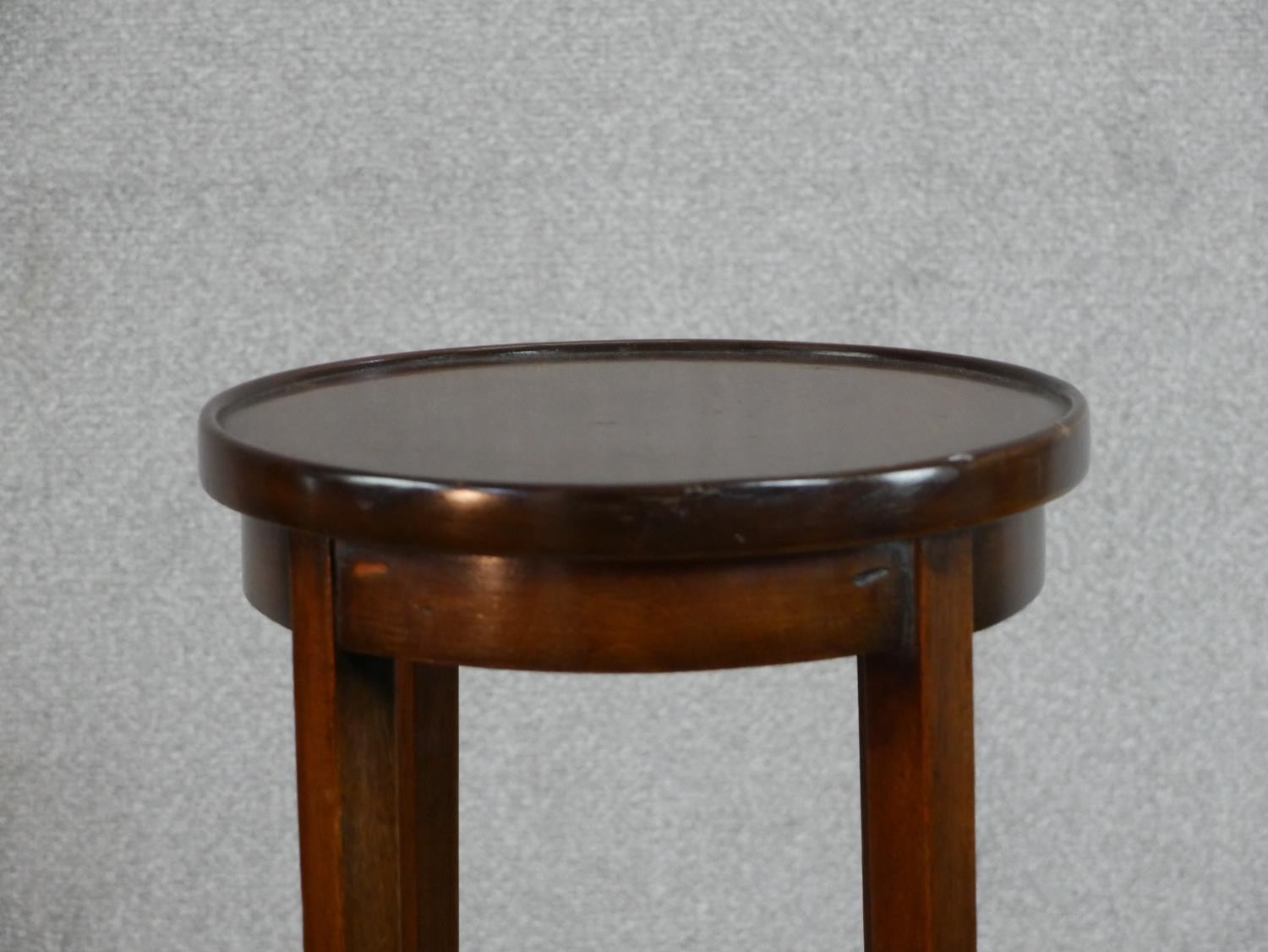 An Edwardian mahogany two tier circular jardinere stand H.99 Diam.29cm - Image 4 of 5