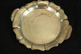 An Italian silver floral design twin handled mint tray. Stamped 900, Ag. H.2 Dia.25cm. Weight.146g.