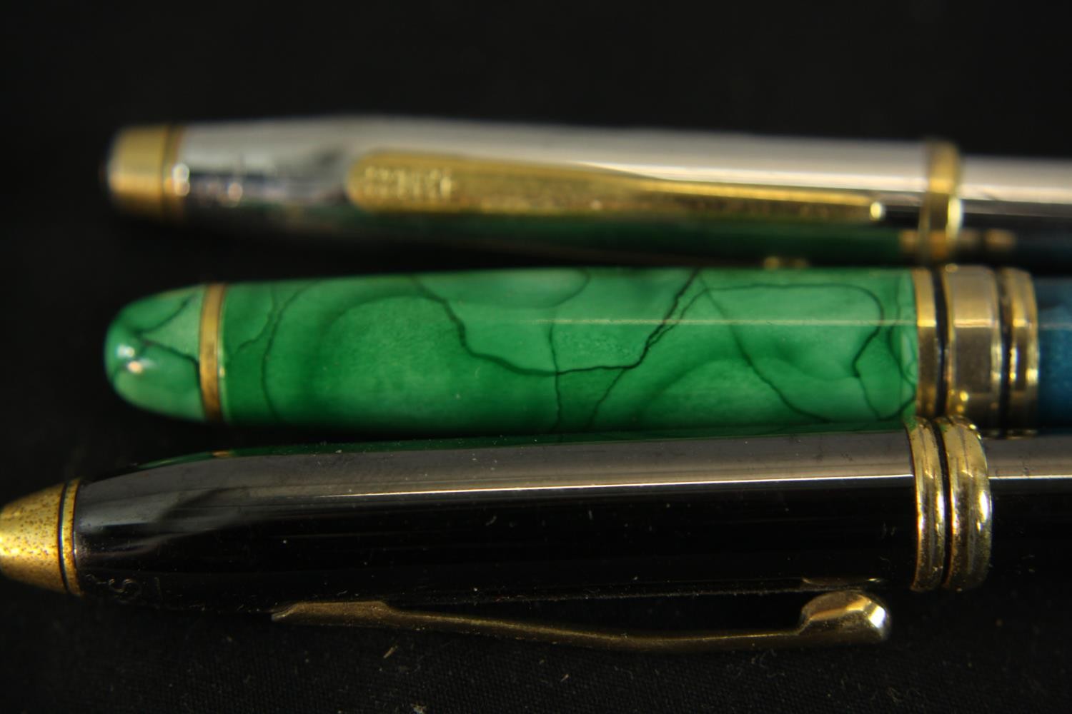 A collection of five vintage ballpoint pens and fountain pens. Various makers. L.14cm. (largest) - Image 11 of 11