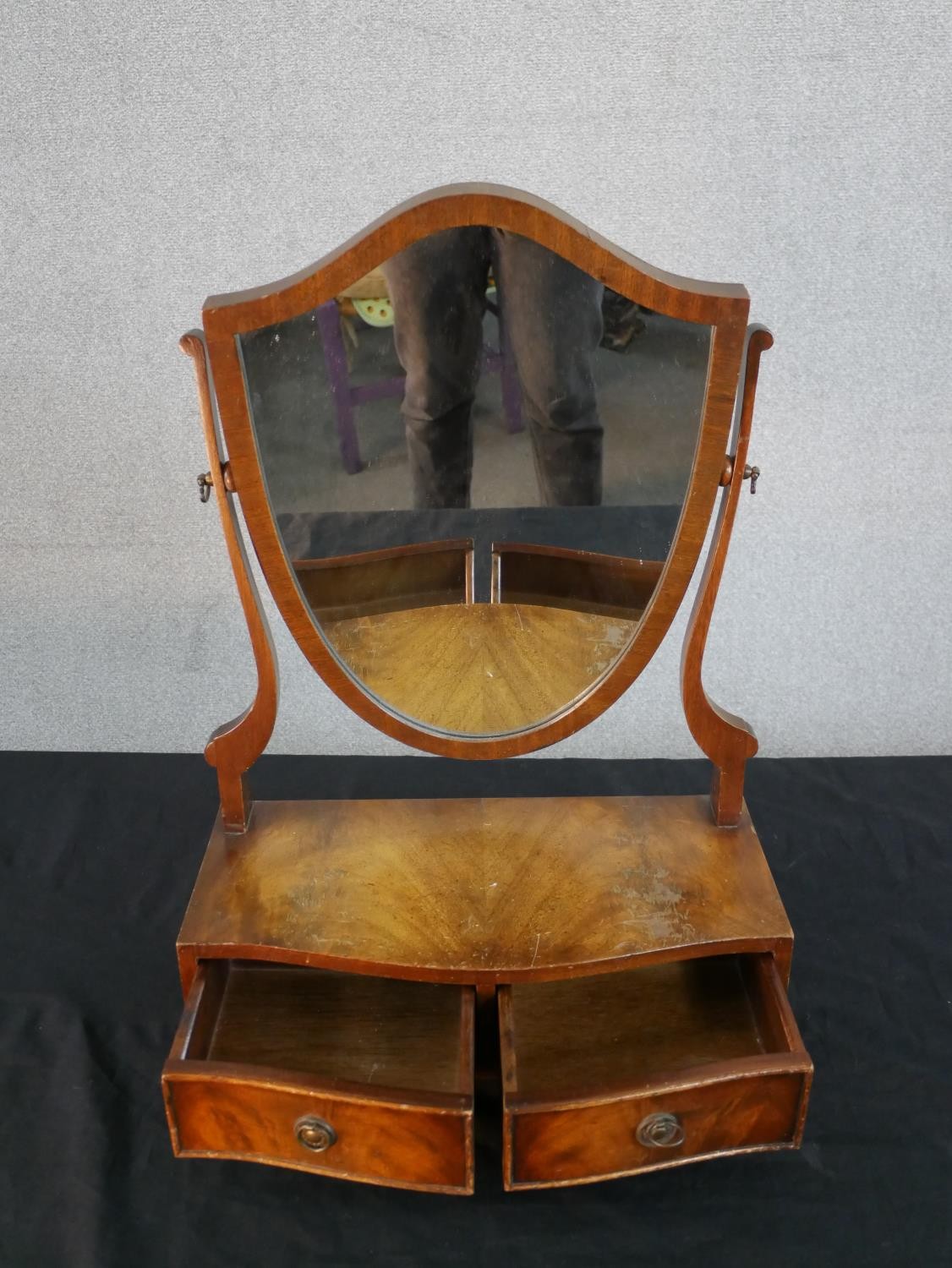 A George III style mahogany toilet mirror, with a shield shaped mirror, the serpentine base with two - Image 4 of 7