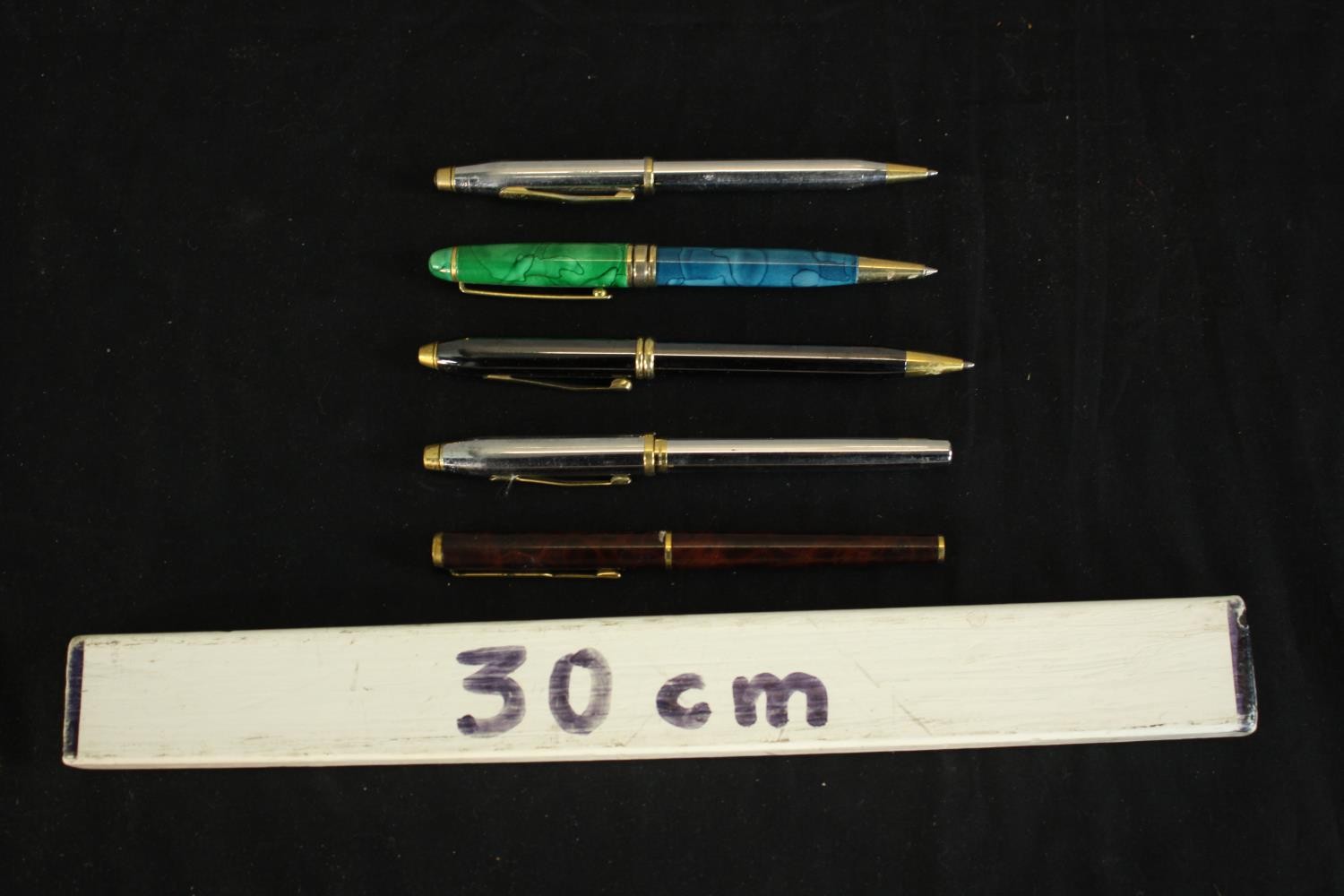 A collection of five vintage ballpoint pens and fountain pens. Various makers. L.14cm. (largest) - Image 2 of 11