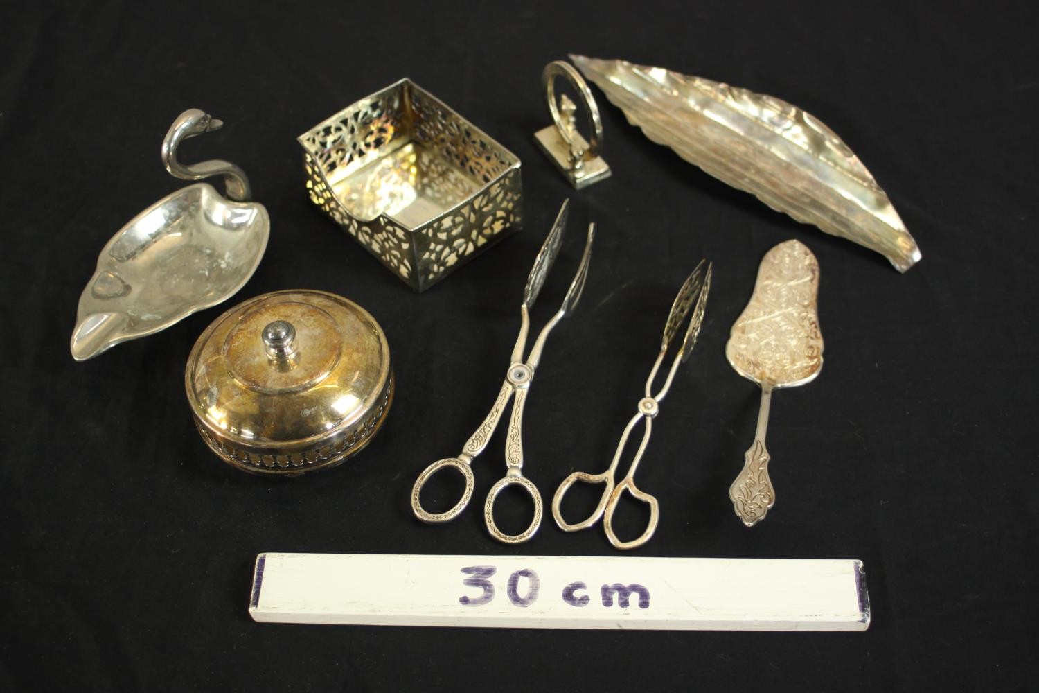 A collection of mixed silver plate, including a silver plate leaf dish, tongs, cake slice and lidded - Image 2 of 11