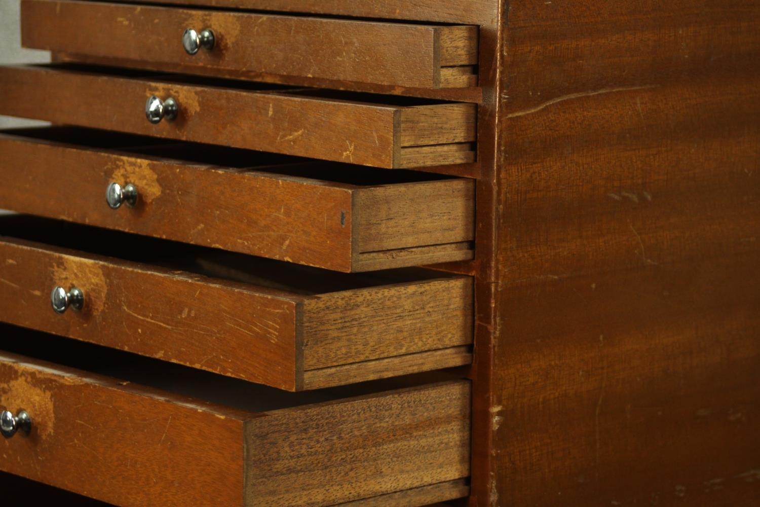 A mid 20th century teak collector's cabinet, with a foldover lid above six graduated fitted - Image 7 of 9
