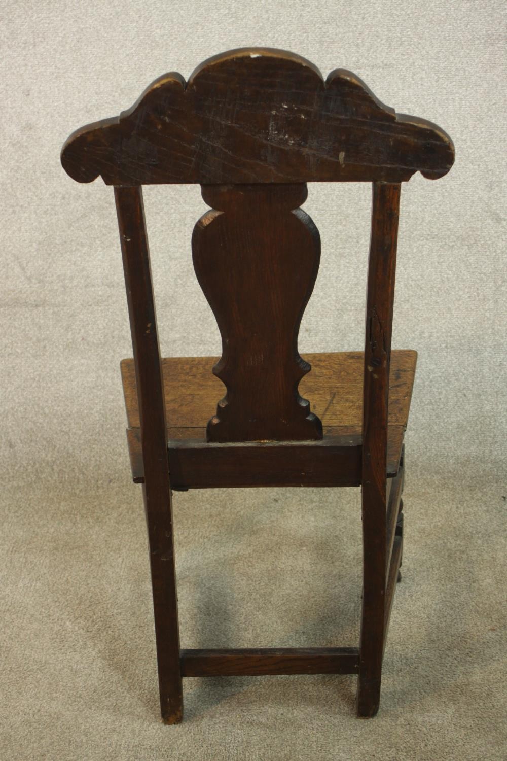 A 19th / early 20th century carved oak hall chair, with carved rail and splat back raised on - Image 4 of 6