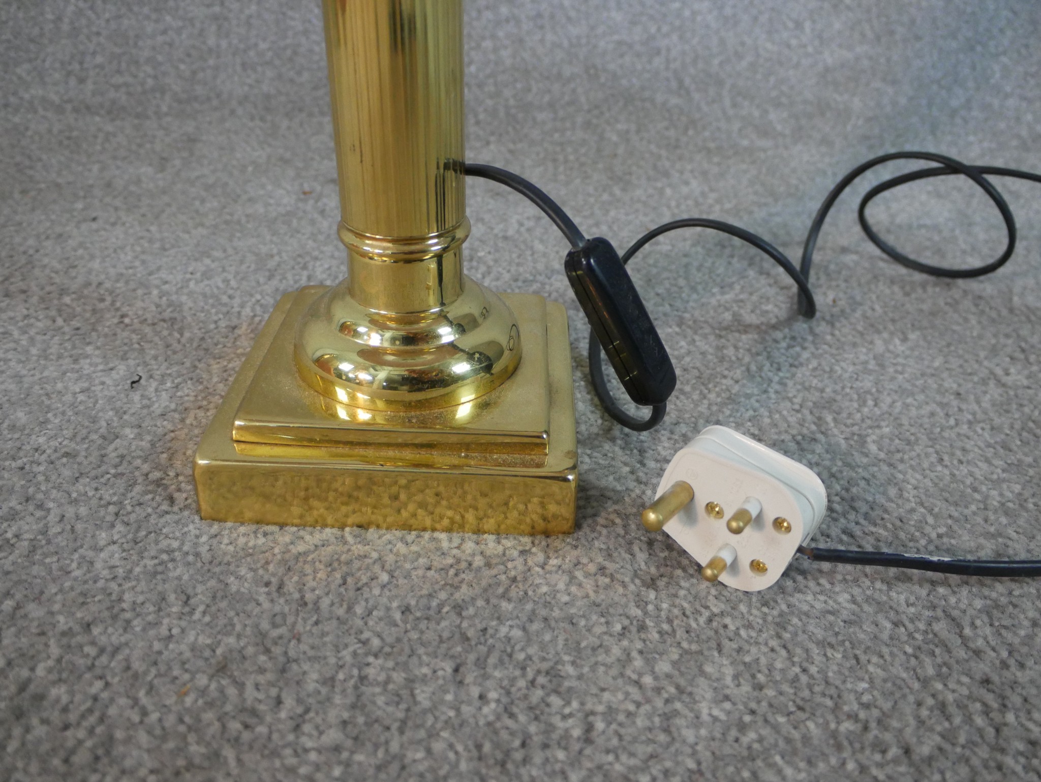 A pair of late 20th century brass table lamps in the form of Corinthian columns, on square step down - Image 6 of 7