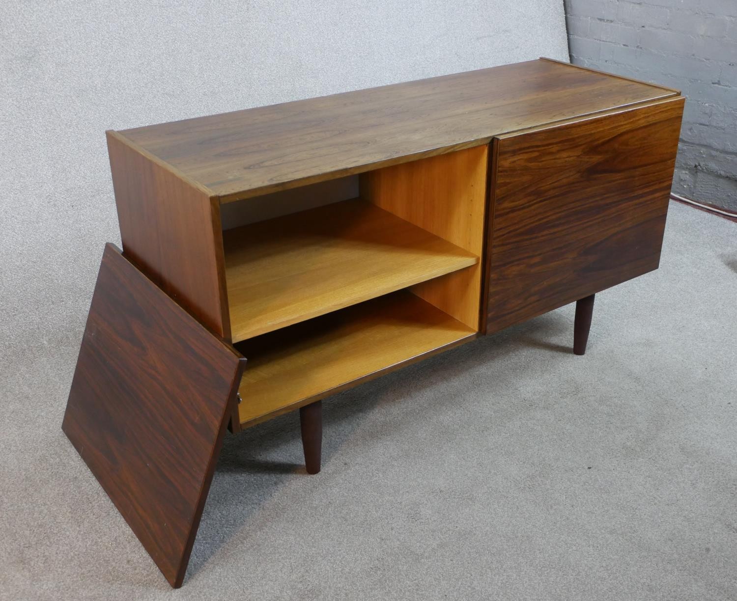 A vintage style cabinet in simulated rosewood. H.66 W.120 D.47cm - Image 5 of 5