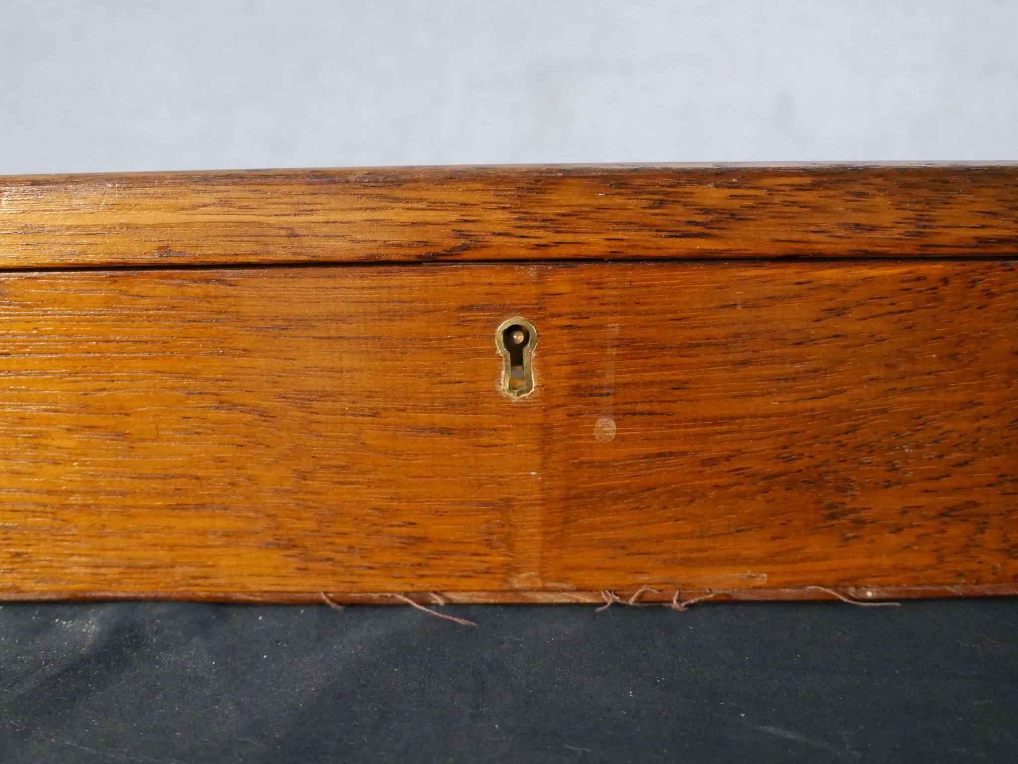 An early 20th century walnut tabletop display cabinet or bijouterie cabinet with a glazed lid and - Image 6 of 7