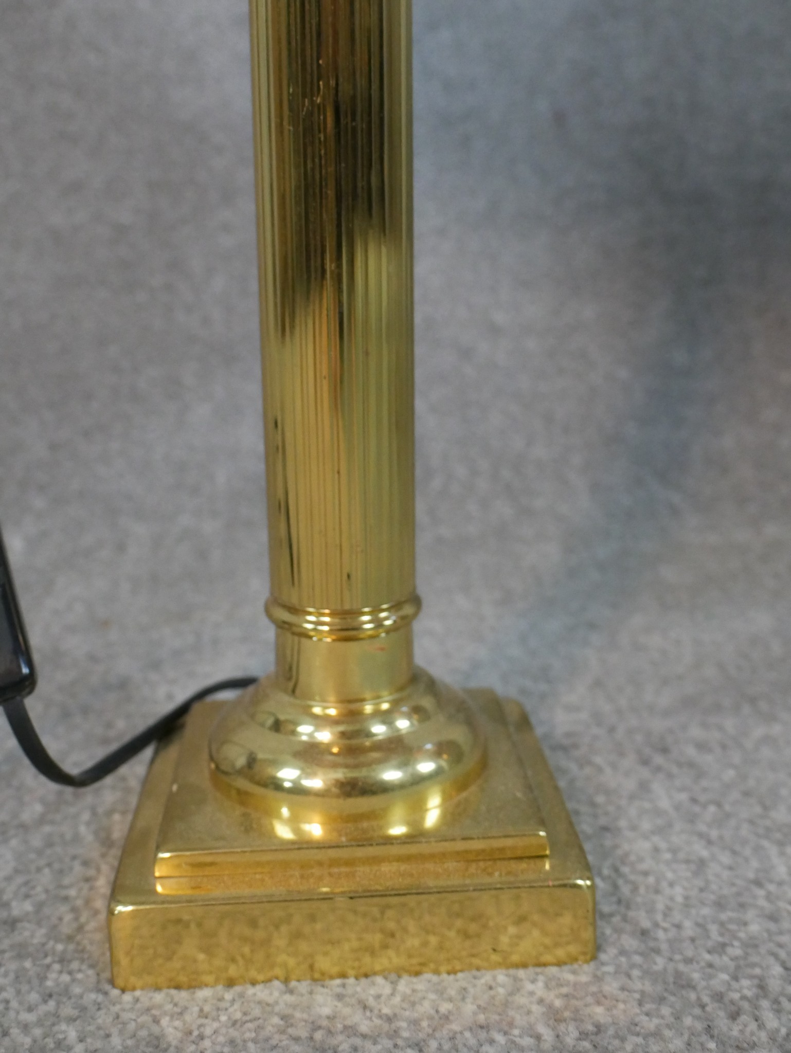 A pair of late 20th century brass table lamps in the form of Corinthian columns, on square step down - Image 3 of 7