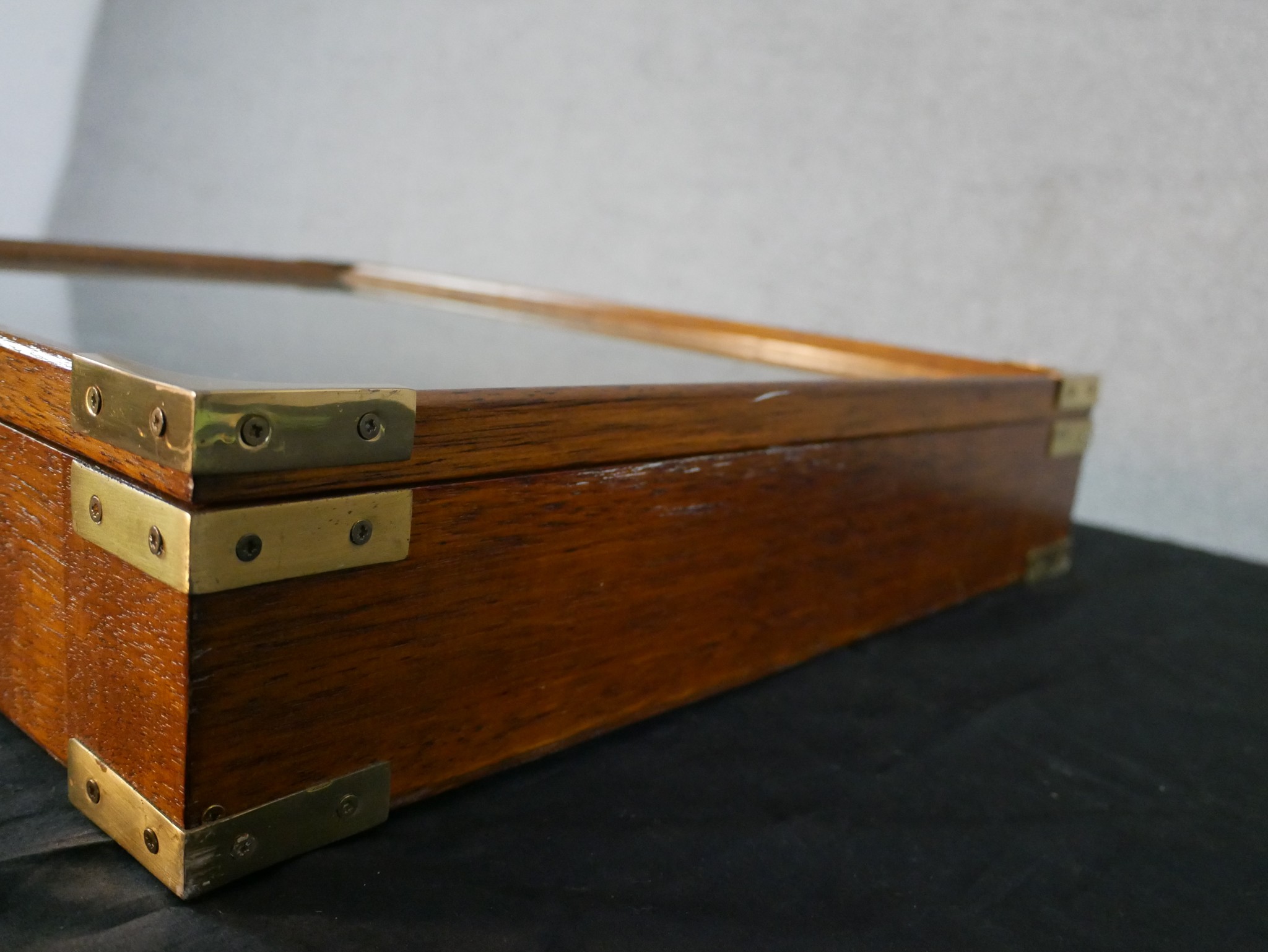 An early 20th century walnut tabletop display cabinet or bijouterie cabinet with a glazed lid and - Image 7 of 7