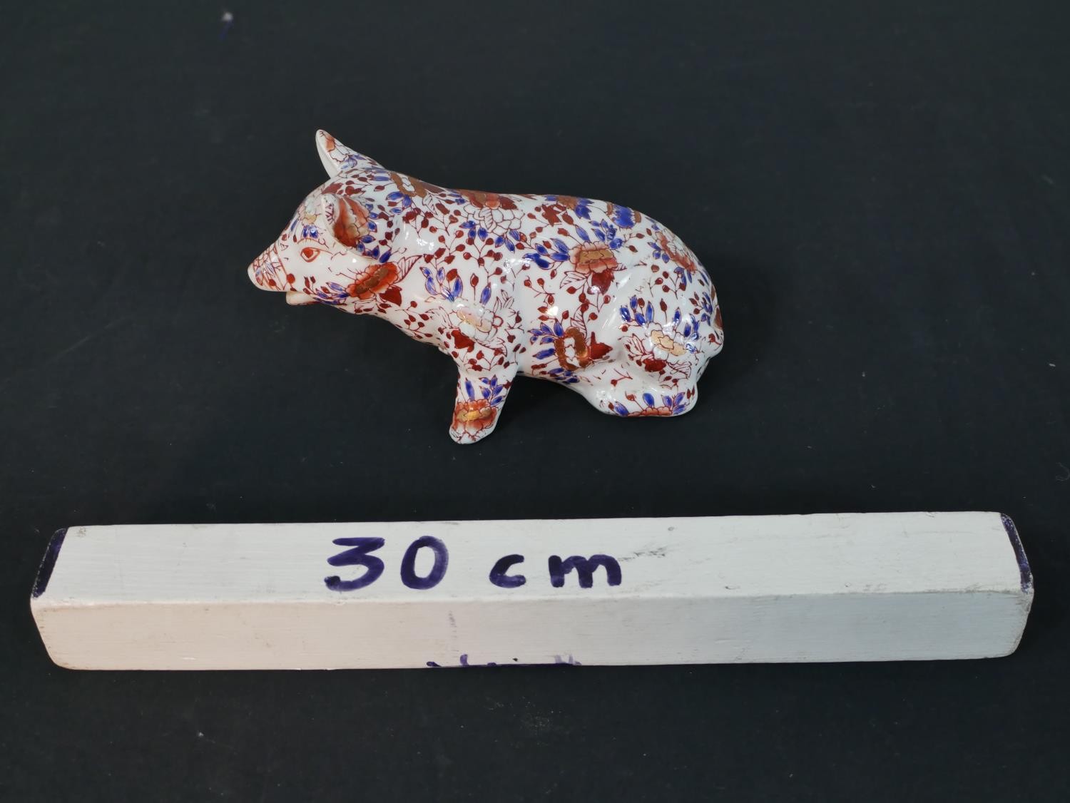A modern Chinese porcelain pig in the Japanese Imari palette, with a four character mark to the - Image 3 of 4