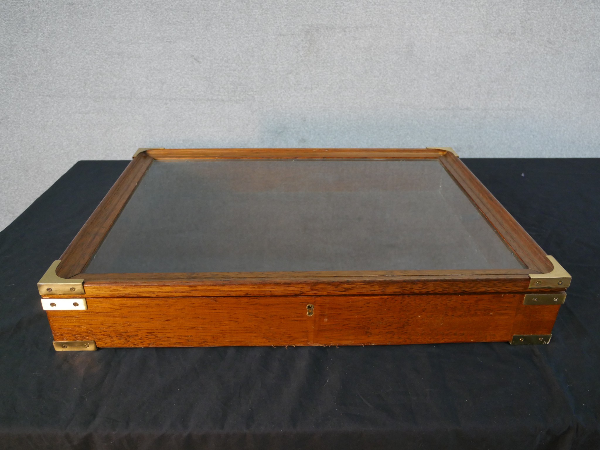 An early 20th century walnut tabletop display cabinet or bijouterie cabinet with a glazed lid and - Image 2 of 7