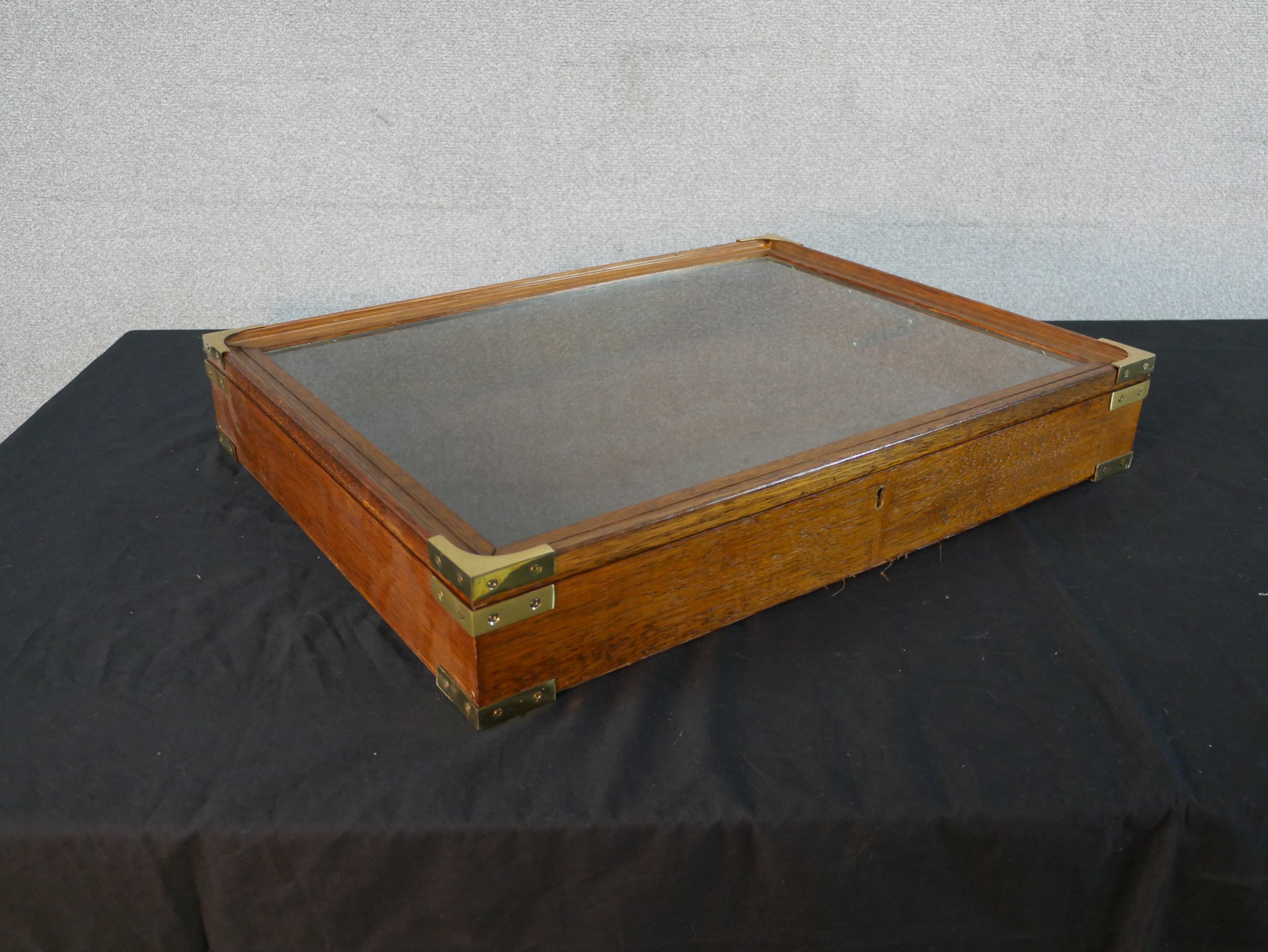 An early 20th century walnut tabletop display cabinet or bijouterie cabinet with a glazed lid and - Image 5 of 7