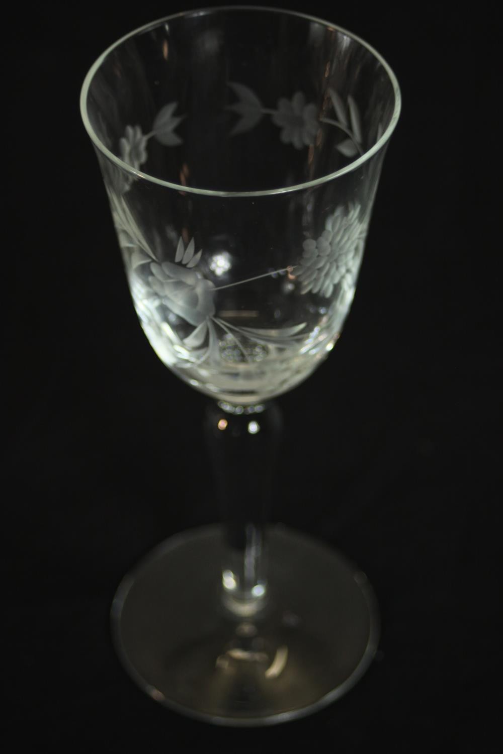 A collection of twenty one etched wine and sherry glasses with floral and foliate design, two - Image 6 of 7