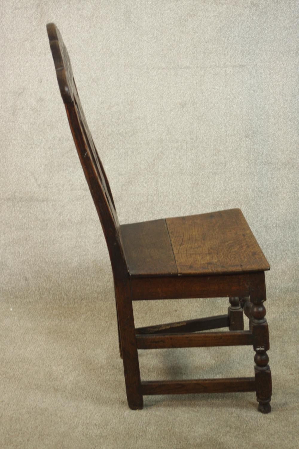 A 19th / early 20th century carved oak hall chair, with carved rail and splat back raised on - Image 3 of 6
