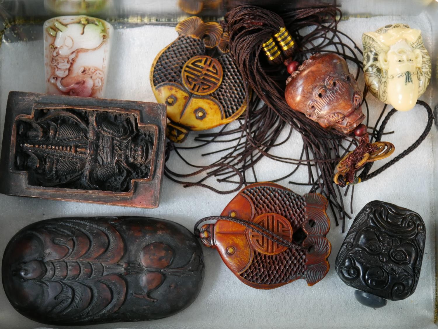 A collection of eight Chinese resin and glass netsukes, snuff bottles and talismans. Various - Image 2 of 10