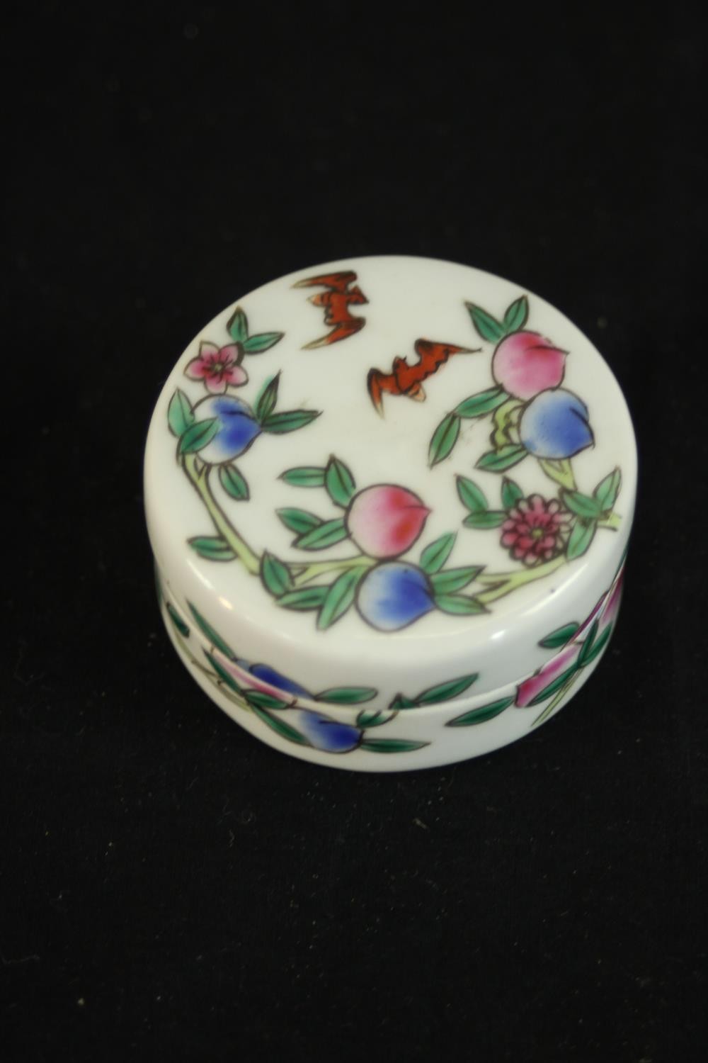 A Chinese early 20th century Famille rose hand painted peach and lucky bat design porcelain lidded