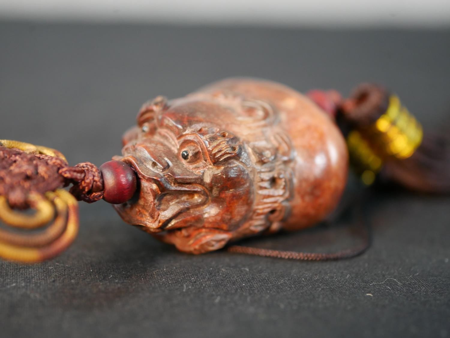 A collection of eight Chinese resin and glass netsukes, snuff bottles and talismans. Various - Image 5 of 10