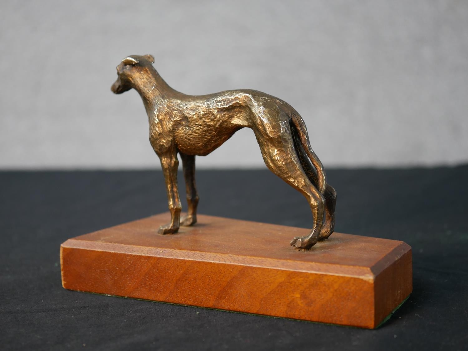 A mid 20th century cast brass Greyhound racing trophy with applied plaque. H.13 W.16.5 D.9cm - Image 4 of 6