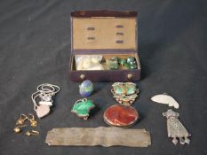A collection of mixed jewellery and beads, including a Scottish malachite and silver ivy leaf, a