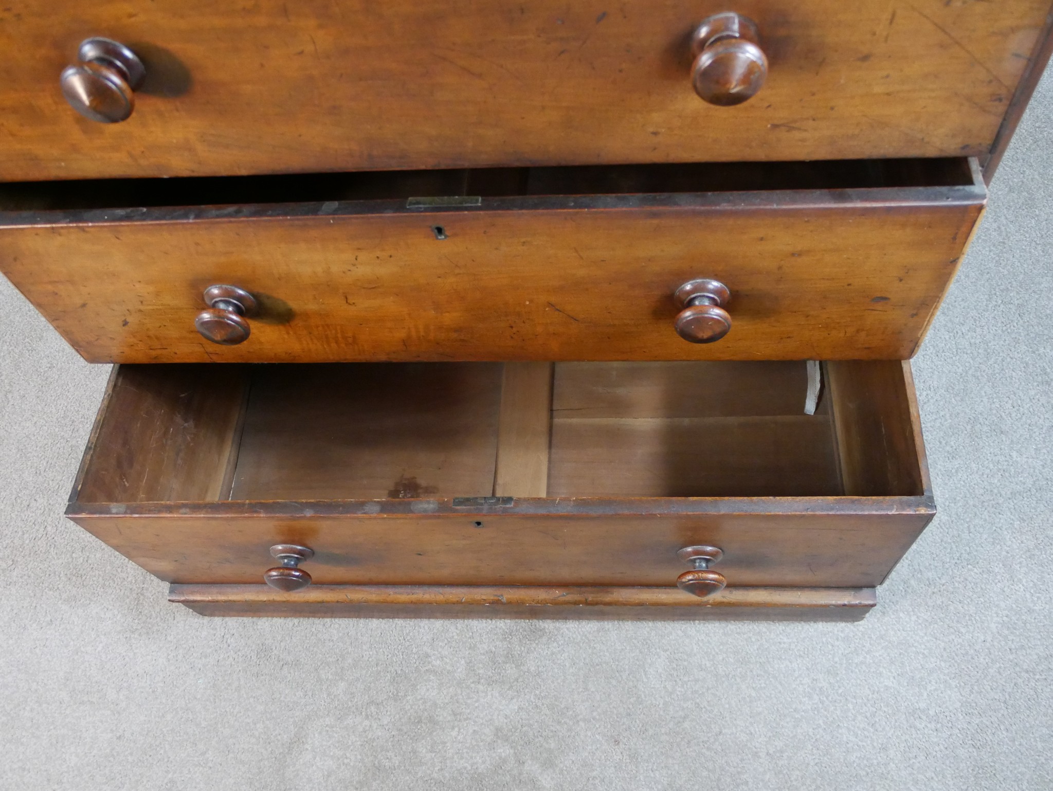 A late 19th / early 20th century mahogany chest of two short over three long drawers with turned - Image 3 of 5