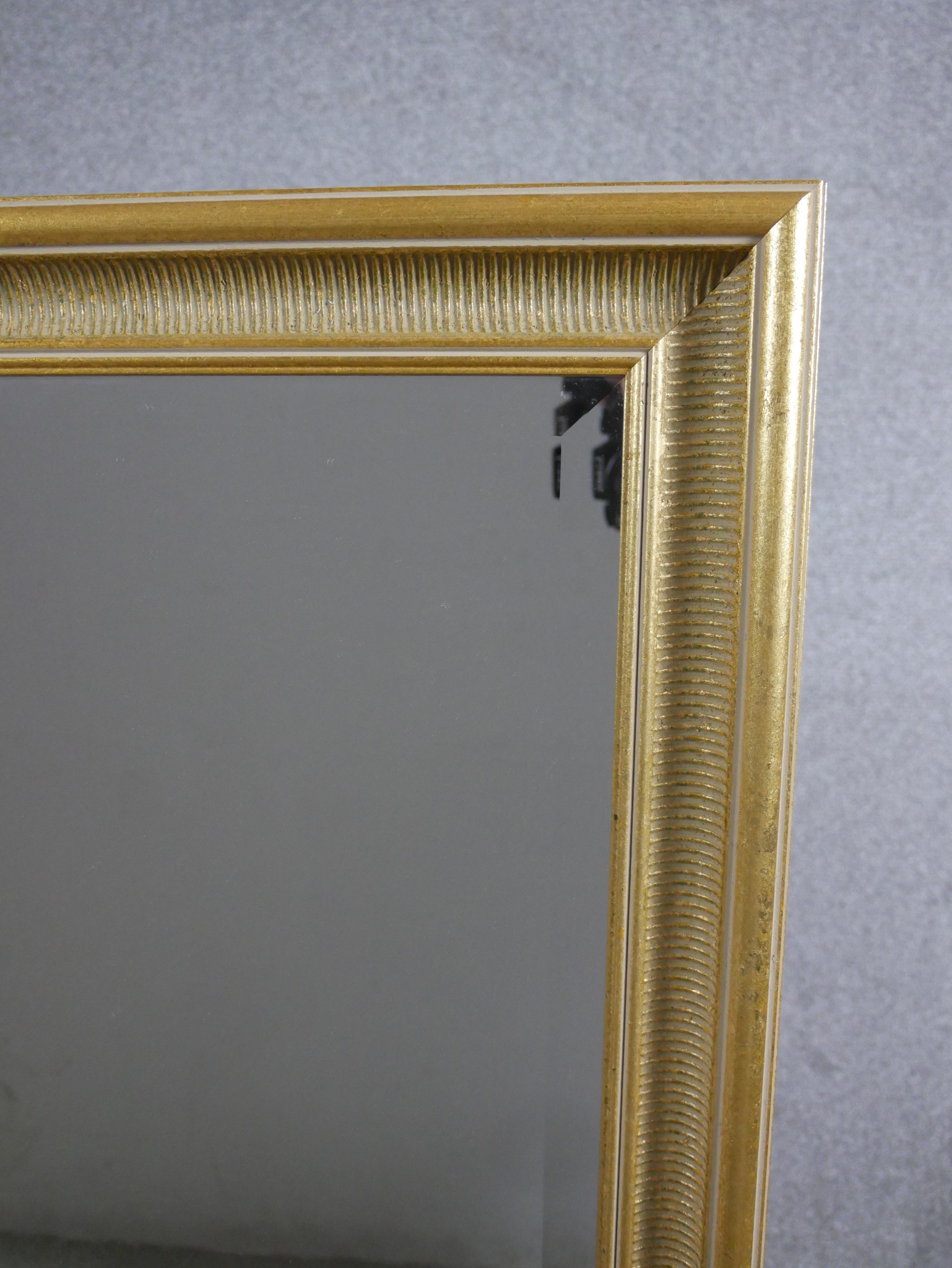 A large gilt framed rectangular wall hanging mirror. H.113 W.88 D.4cm. - Image 4 of 5